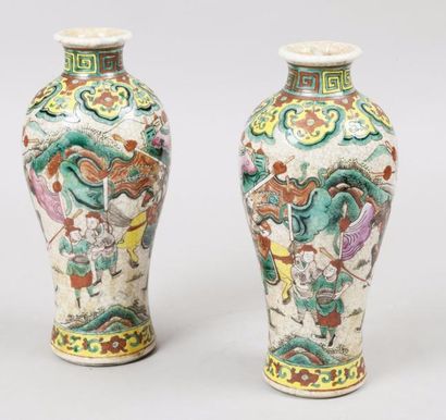 CHINE, début XXe siècle 
Paire de vases balustres en céramique craquelé beige, à...