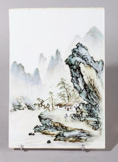 CHINE, XXe siècle 
Plaque en porcelaine, à décor émaillé d'un sage se promenant dans...