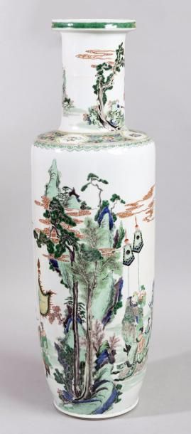 CHINE, XXe siècle 
Important vase bouteille à long col à ouverture évasée en porcelaine...