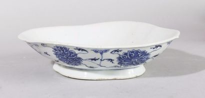 CHINE, début XXe siècle 
Lot comprenant un bassin et un plat en porcelaine bleu blanc,...