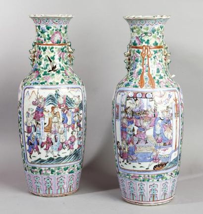 CHINE, début XXe siècle 
Paire de vases balustres à col polylobé en porcelaine et...
