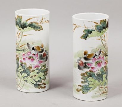 CHINE, XXe siècle 
Deux vases rouleaux en porcelaine et émaux polychromes, à décor...
