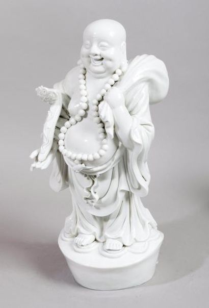 CHINE, XXe siècle 
Sujet en porcelaine blanc de Chine, représentant le Bouddha Mi...