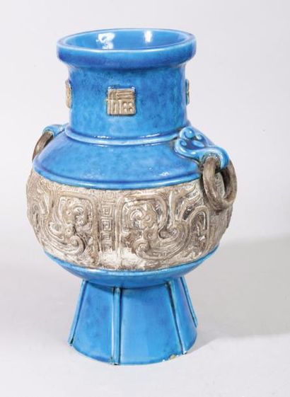 CHINE, XXe siècle 
Vase reprenant la forme Hu en céramique émaillé turquoise, à décor...