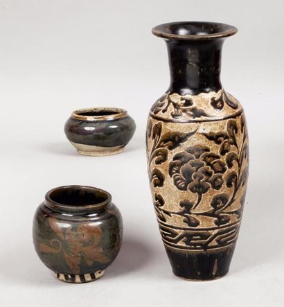 Chine, dans le style des Han, XXe siècle 
Vase de forme cocon en céramique cuite...