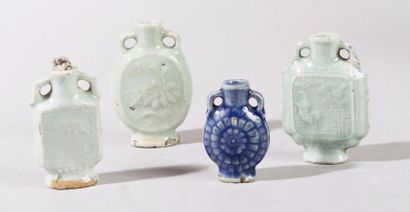 CHINE, vers 1900 
Quatre flacons de tabatière en porcelaine et émail céladon, à décor...