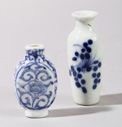 CHINE, vers 1900 
Lot de trois flacons de tabatière, dont deux en porcelaine et un...
