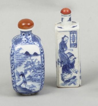 CHINE, XIXe siècle 
Deux flacons tabatières de forme carrée allongée en porcelaine...