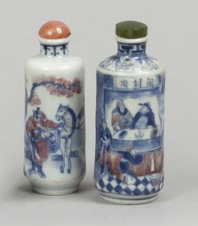 CHINE, XIXe siècle 
Deux flacons tabatières de forme cylindrique en porcelaine bleu,...