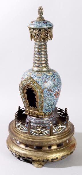 CHINE, fin du XIXe siècle 
Stupa en bronze et émaux cloisonnés polychromes, à décor...