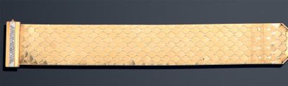 null Bracelet “ceinture” en or jaune à décor d'écailles de poisson. P. 157,6 g.