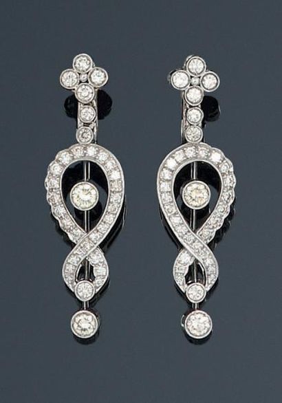 null Paire de pendants d'oreilles “Palmette” en or gris ajouré ornés chacun de diamants...