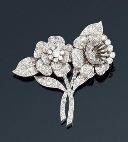 null Broche “Fleurs” en platine et or gris ciselés ornée de diamants taillés en brillant...