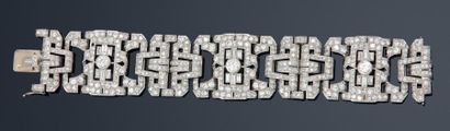 null Bracelet en platine ajouré à décor géométrique orné de diamants taillés en brillant...