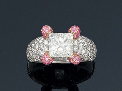 null Bague en or gris ornée d'un diamant princesse bordé de pavages de diamants taillés...