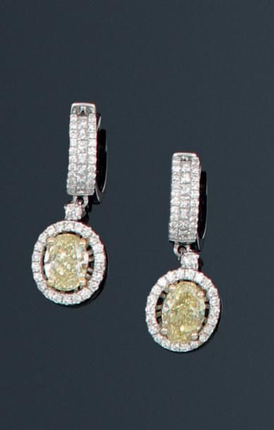 null Paire de pendants d'oreilles en or gris serti de diamants taillés en brillant...