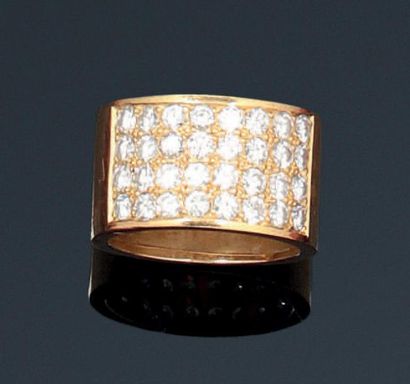 null Important anneau en or jaune ciselé orné d'un pavage de diamants taillés en...