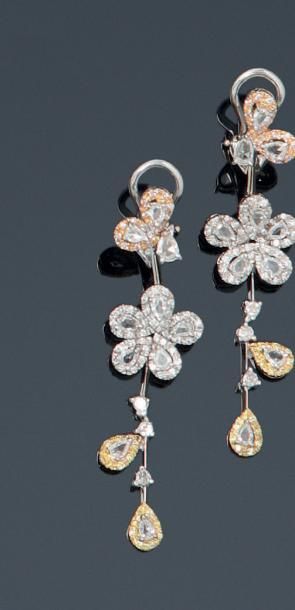 null Paire de pendants d'oreilles en or gris à décor de fleurs serties de diamants...