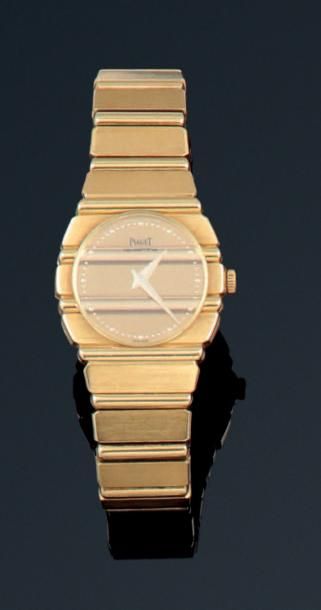 PIAGET “Polo” - Bracelet montre en or jaune. Cadran doré godronné. Mouvement à quartz....
