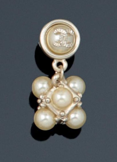 CHANEL Paire de boucles d'oreilles en métal ornés du sigle de la maison et de perles...
