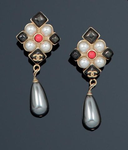CHANEL Paire de pendants d'oreilles en métal ornés chacun d'un motif géométrique...