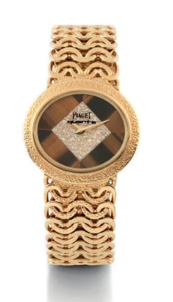 PIAGET n°7301N93/285156 vers 1970 
Rare et belle montre bracelet de dame en or jaune.
Boitier...