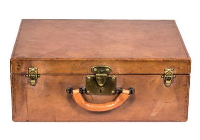 Louis VUITTON, Paris N 1820175 
Magnifique valise comprenant un nécessaire de voyage...