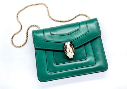 BVLGARI Sac Serpenti Forever
Sac en cuir vert émeraude, fermoir laiton plaqué or...