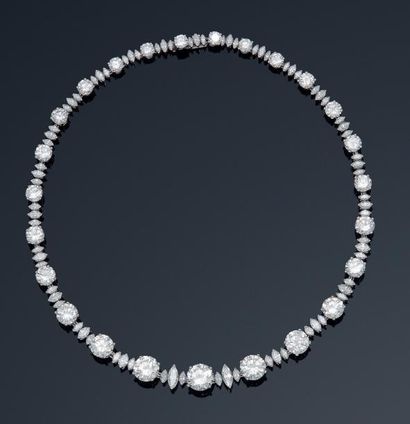 null Important collier en or gris entièrement serti de 25 diamants taillés en brillant...