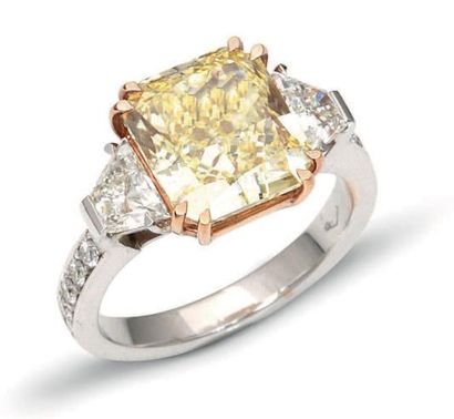 null Bague en or gris ornée d'un diamant radiant de couleur jaune épaulé de diamants...
