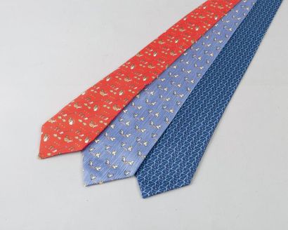 null HERMÈS Paris made in France	

*Lot de trois cravates en soie imprimée à motifs...