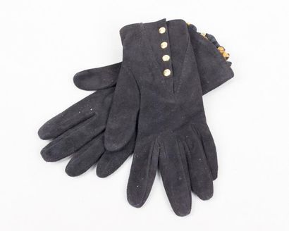null HERMÈS Paris made in France	

*Paire de gants en chevreau velours noir, poignets...