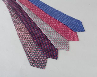 null HERMÈS Paris made in France	

*Lot de cinq cravates en soie imprimée à motifs...