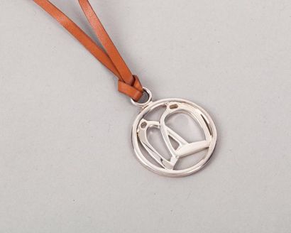 null HERMÈS Paris made in France	

*Pendentif « Jump » en argent 925 millièmes retenu...