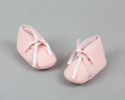 null HERMÈS Paris Ligne enfant	

*Paire de chaussons pour bébé « Paf O Galop » en...