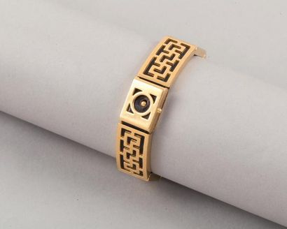 null HERMÈS Paris	

*Rare bracelet labyrinthe en métal doré sur cuir noir, fermoir...