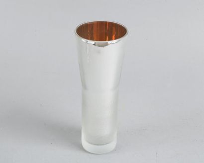 null HERMÈS Paris made in France	

*Vase en verre églomisé argent. Hauteur: 22 c...