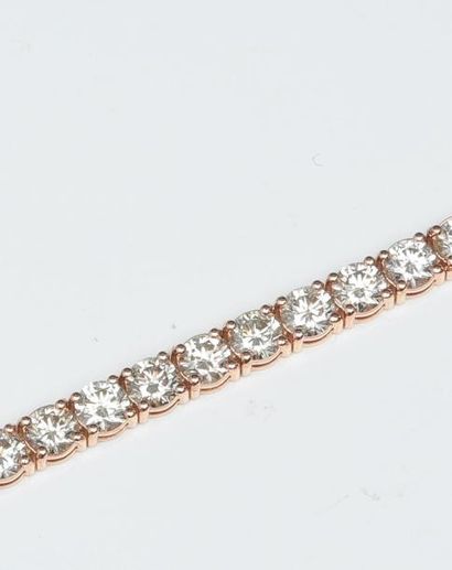 null Bracelet ligne en or rose entièrement serti de diamants taillés en brillant....