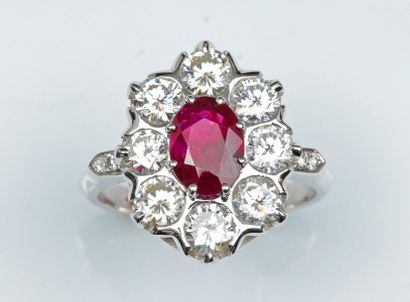 null Bague en or gris ornée d'un rubis ovale dans un entourage de diamants taillés...