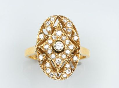 null Bague en or jaune ajouré à décor géométrique ornée de diamants taillés en brillant....