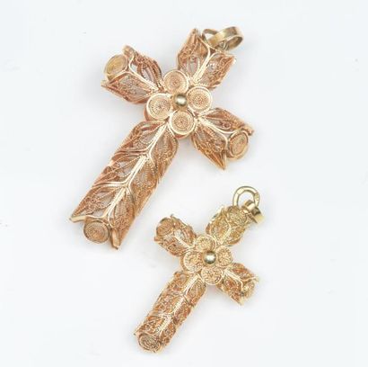 null Lot de deux pendentifs "Croix" en or jaune filigrané. P. 14,8 g.