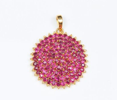 null Pendentif "Rayonnant" en or jaune orné de rubis facettés. Dimensions: 27 x 35...