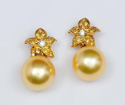 null Paire de boucles d'oreilles en or jaune ornées chacune d'un motif "Fleur" serti...