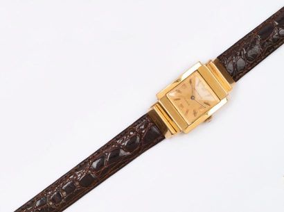 LEROY&FILS vers 1940 Montre bracelet en or jaune.
Boitier rectangle, anses stylisées.
Cadran...