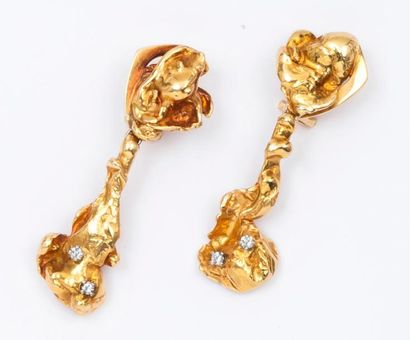 GEORG JENSEN Paire de boucles d'oreilles en or jaune ornées chacune de deux diamants...