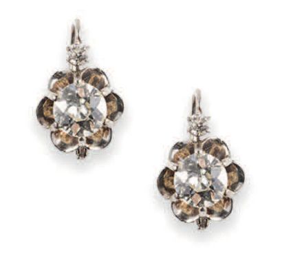 null Paire de boucles d'oreilles en or gris 14k ornées chacune d'un diamant de taille...