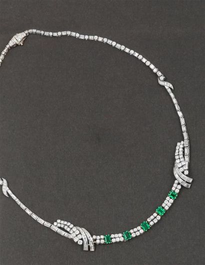 null Collier articulé en platine et or gris entièrement serti de diamants taillés...