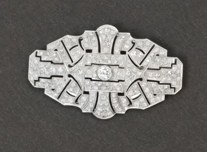 null Broche plaque en or gris ajouré à motifs géométriques ajourés ornée de diamants...