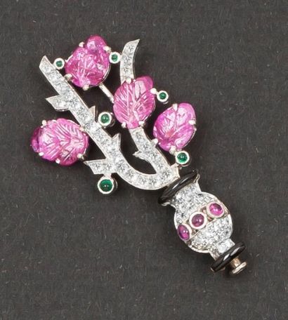 null Broche «Vase fleuri» en or gris entièrement sertie de diamants taillés en brillant,...