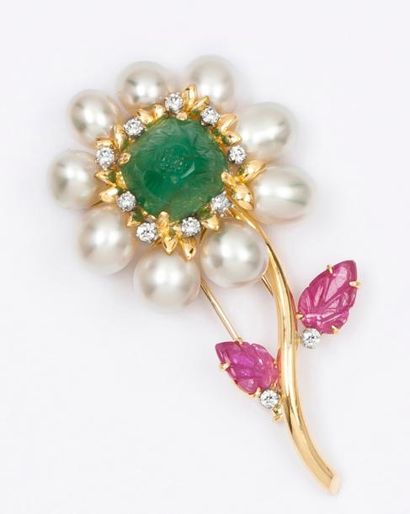 null Broche «Fleur» en or jaune ornée d'une émeraude cabochon gravée dans un entourage...